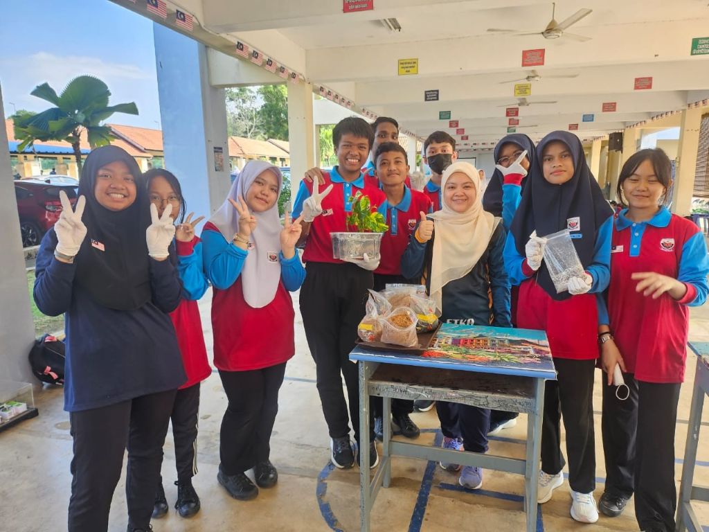 Fakulti Teknologi Kejuruteraan Awam, UMPSA telah mengadakan program pemindahan ilmu kejuruteraan berkonsepkan teknologi hijau kepada seramai 223 pelajar Sekolah Menengah Kebangsaan Gambang pada 8 Ogos 2025